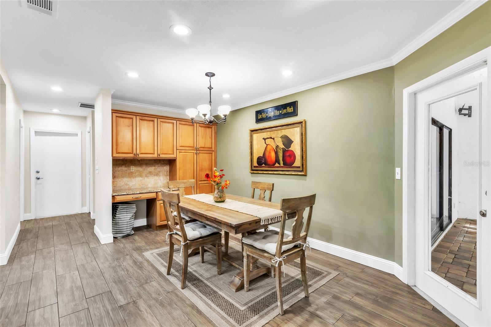 Image 5 of 41 For 910 Kingscote Court