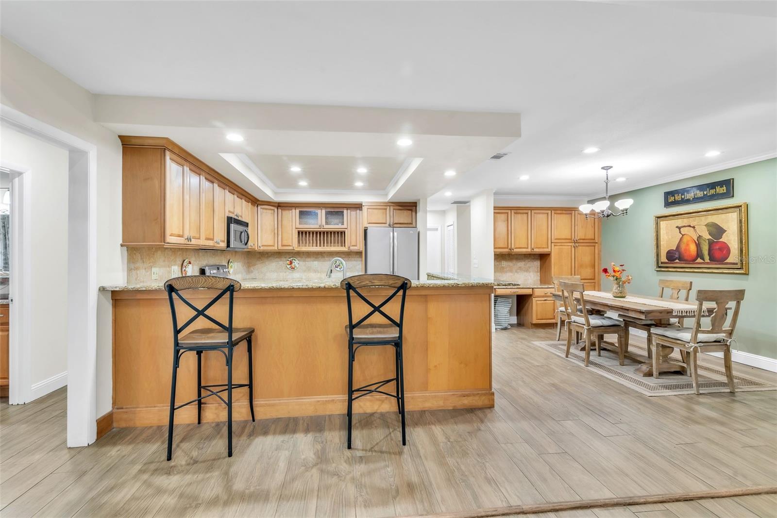 Image 7 of 41 For 910 Kingscote Court