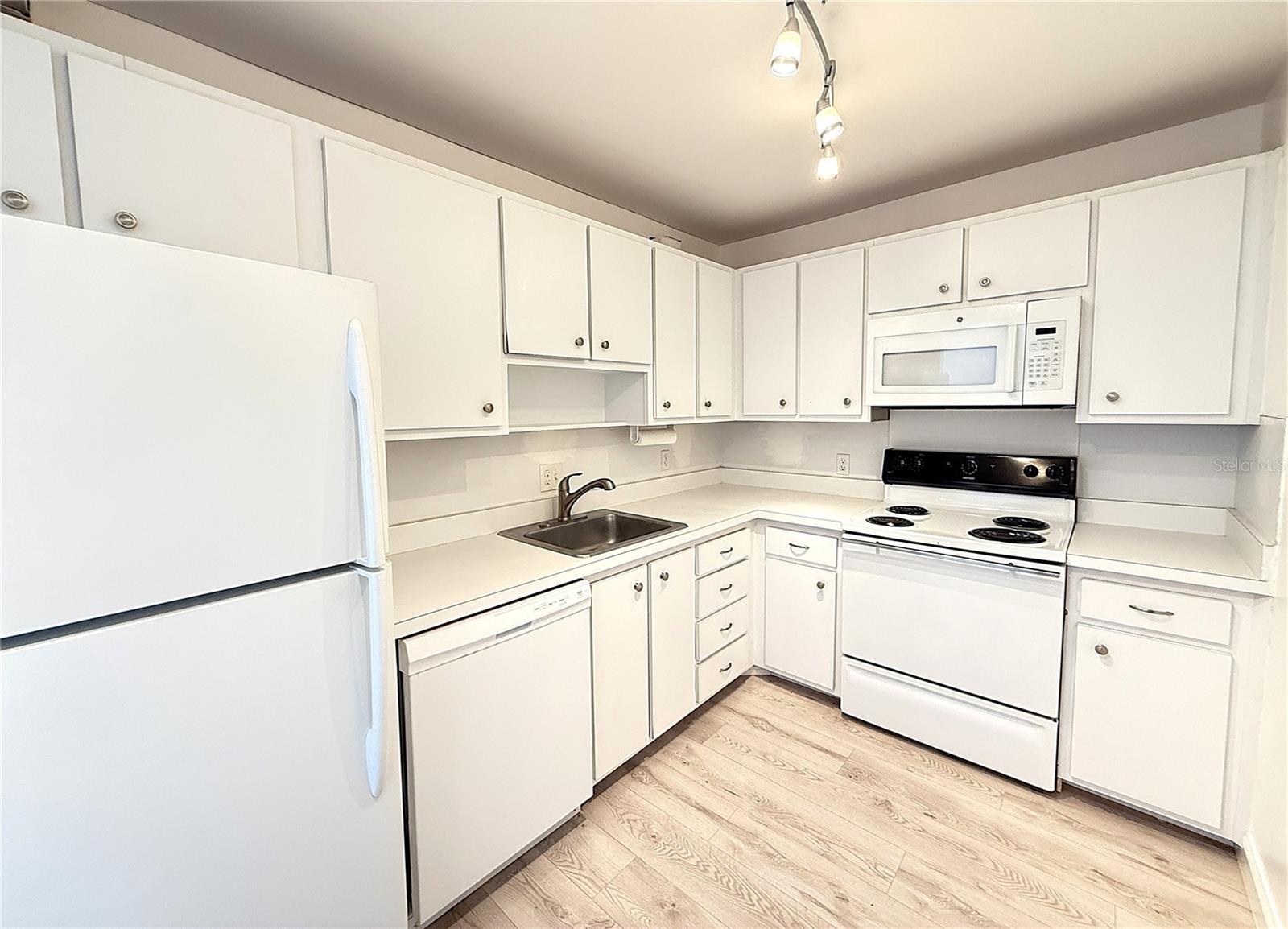 Image 4 of 18 For 4606 Gray Street 208