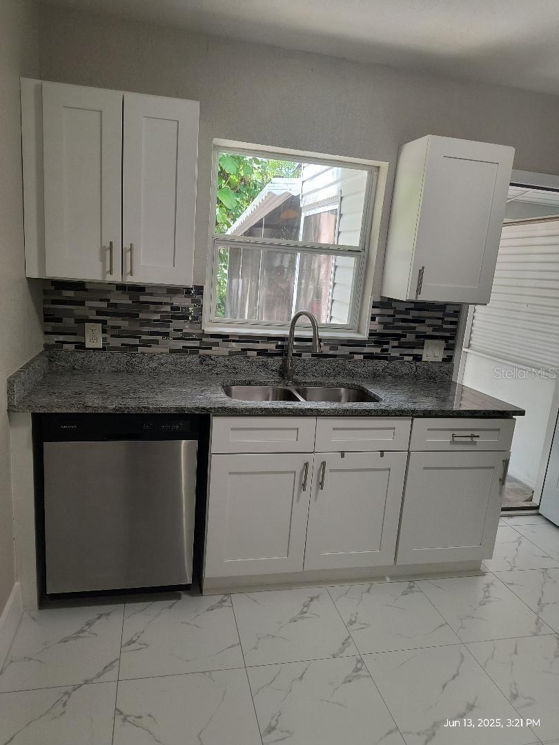 Image 3 of 7 For 921 Hiawatha Street