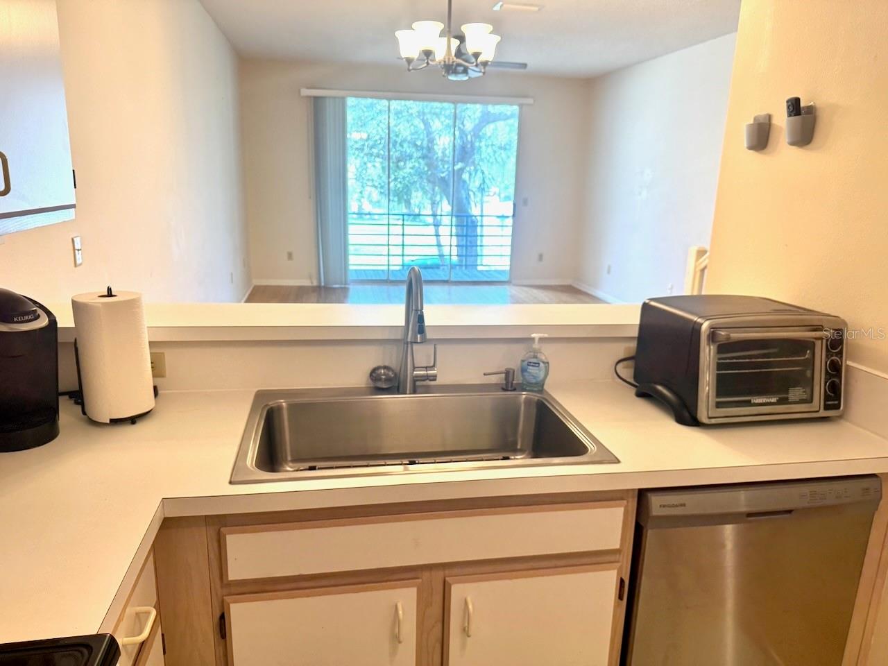 Image 11 of 23 For 320 Island Way 207
