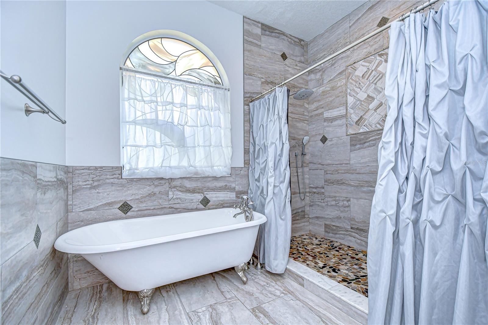 Image 22 of 49 For 2504 Oak Landing Drive