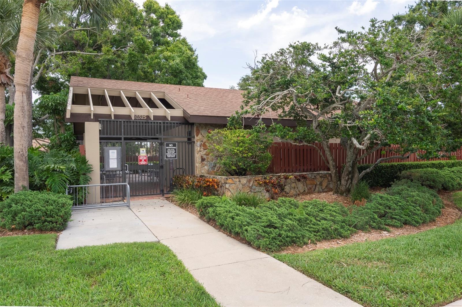 Image 25 of 39 For 9942 Lake Seminole Drive W