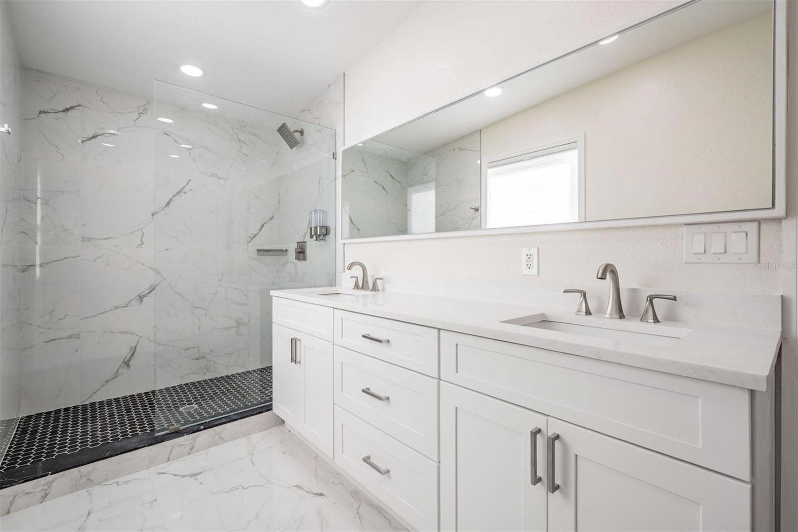 Image 3 of 42 For 4015 Overlook Drive Ne