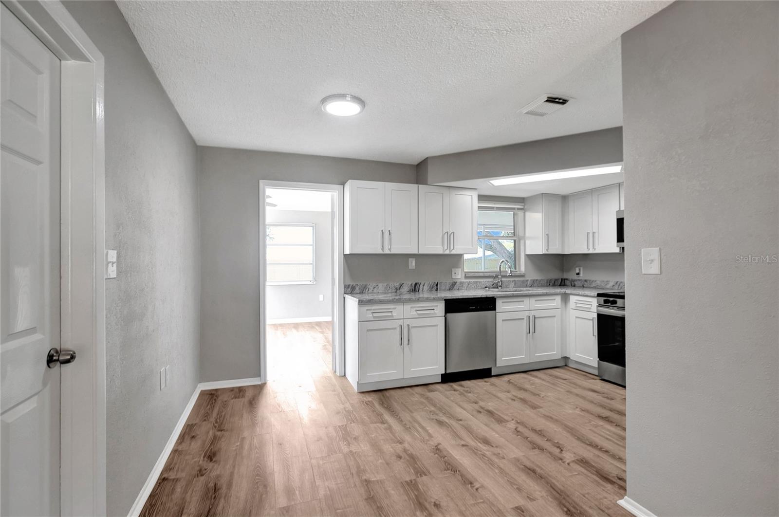 Listing photo id 8 for 8033 Norwich Drive
