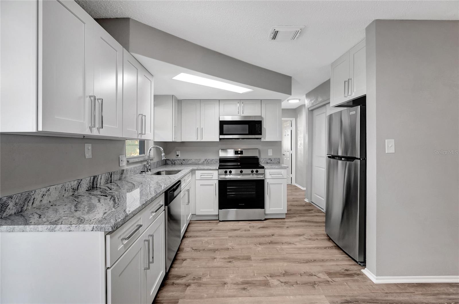Listing photo id 10 for 8033 Norwich Drive