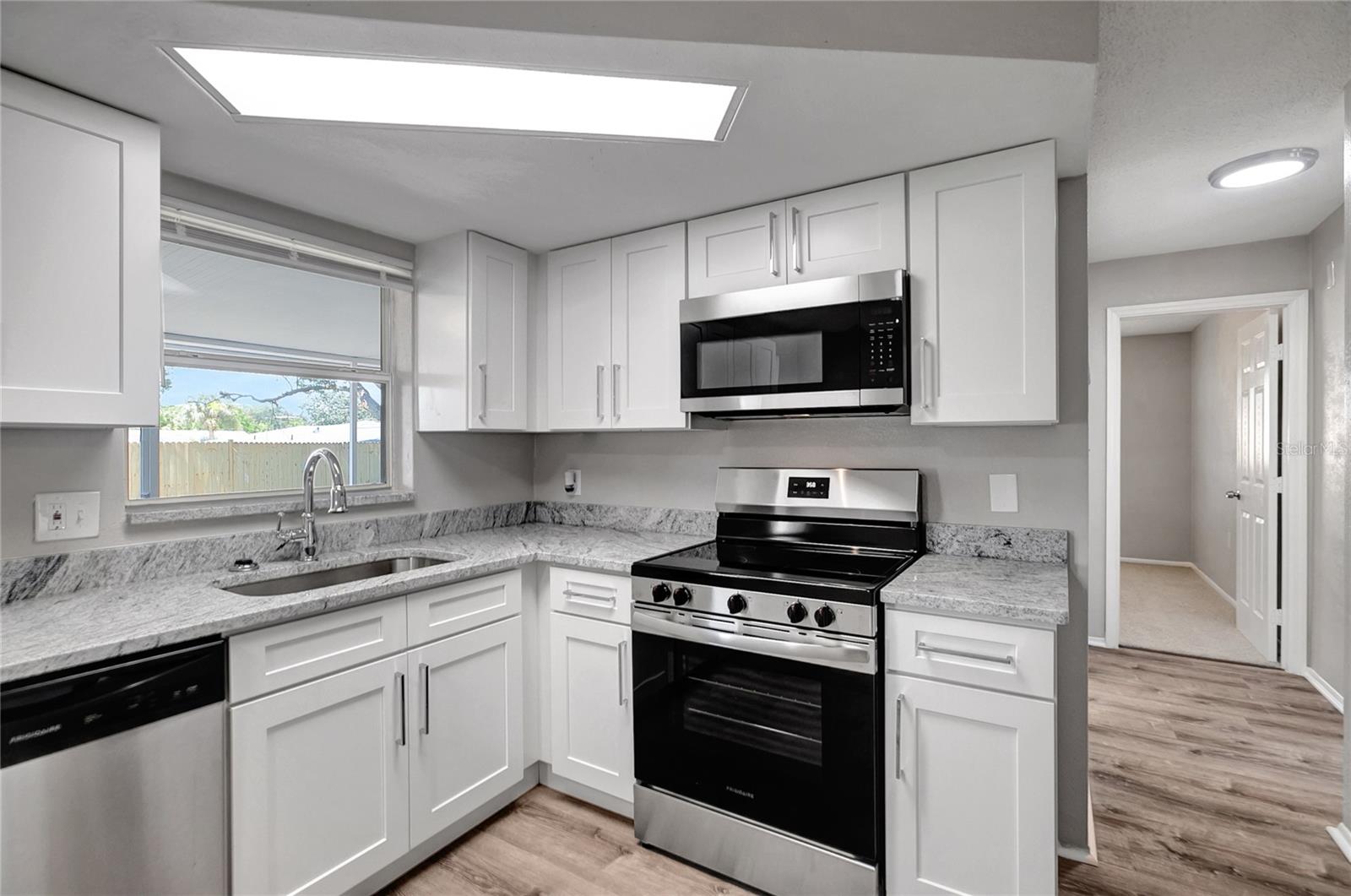 Listing photo id 11 for 8033 Norwich Drive