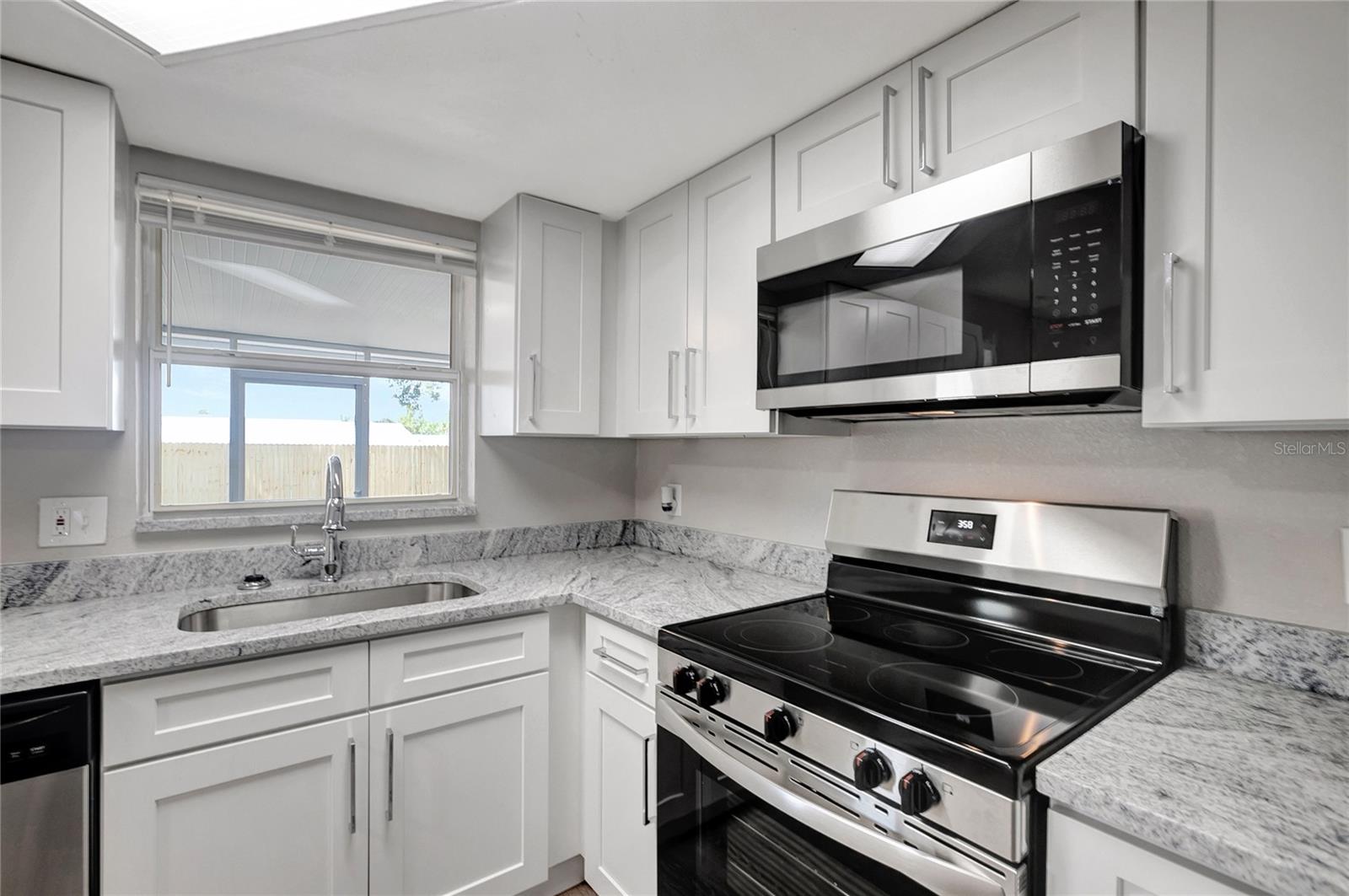 Listing photo id 12 for 8033 Norwich Drive