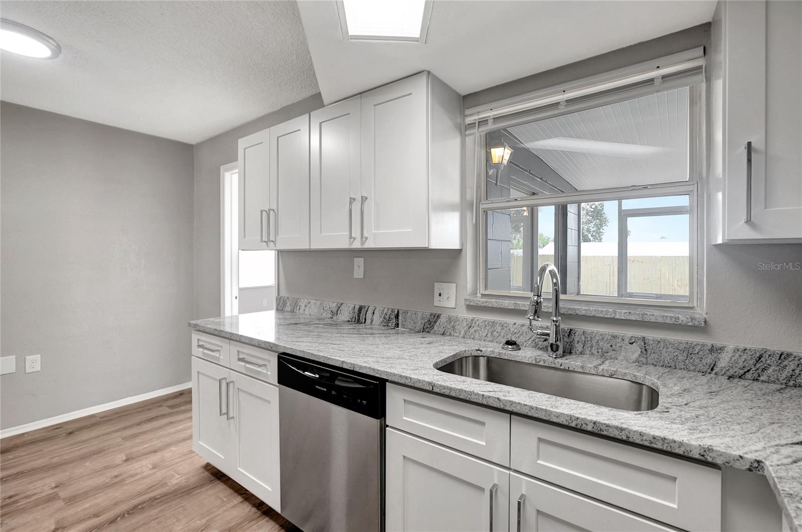 Listing photo id 13 for 8033 Norwich Drive