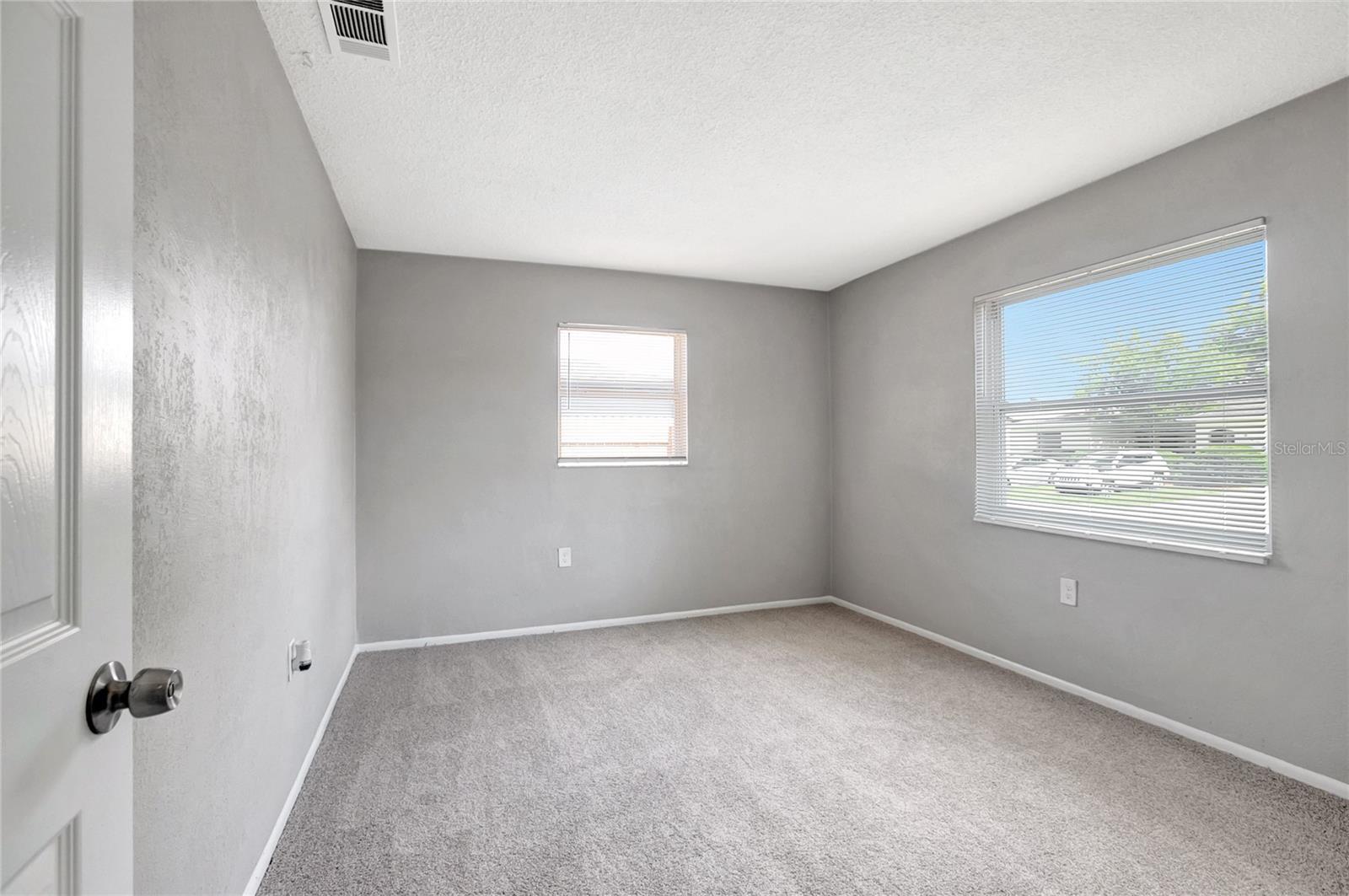 Listing photo id 14 for 8033 Norwich Drive