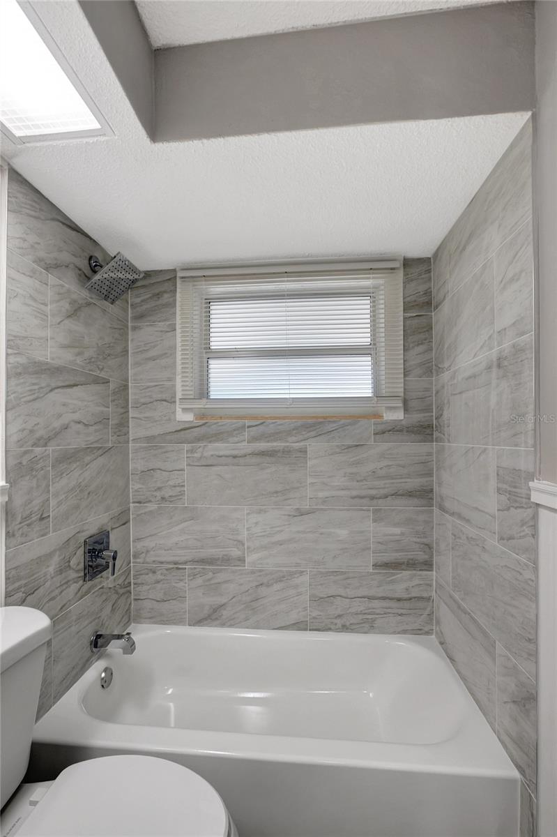 Listing photo id 18 for 8033 Norwich Drive