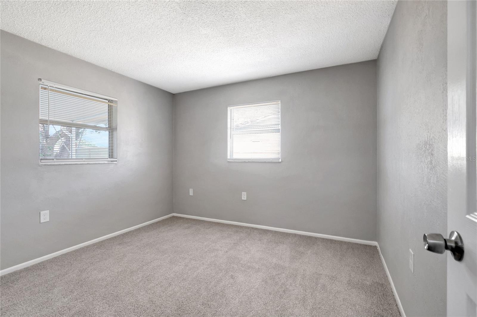 Listing photo id 19 for 8033 Norwich Drive