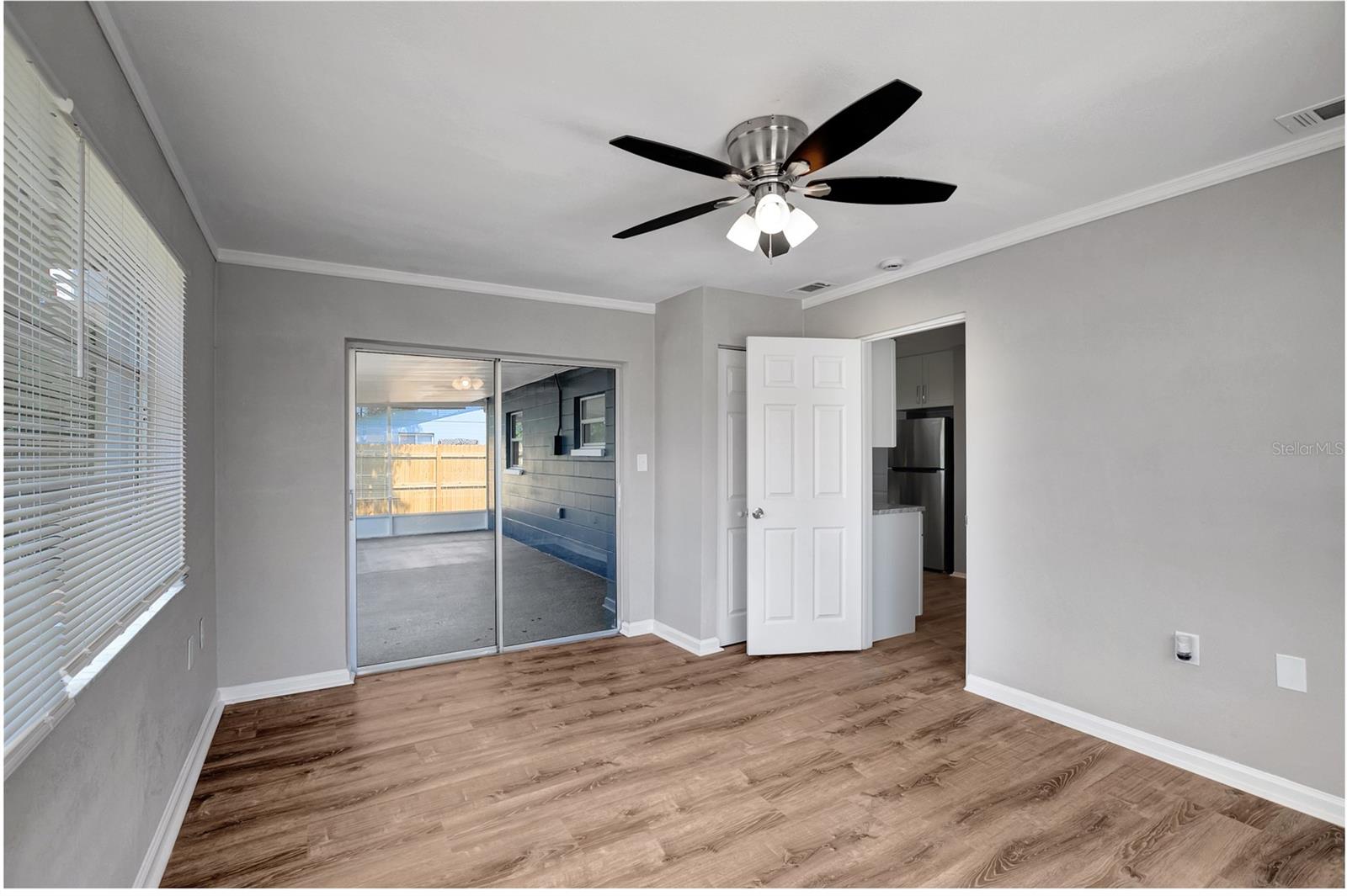 Listing photo id 23 for 8033 Norwich Drive
