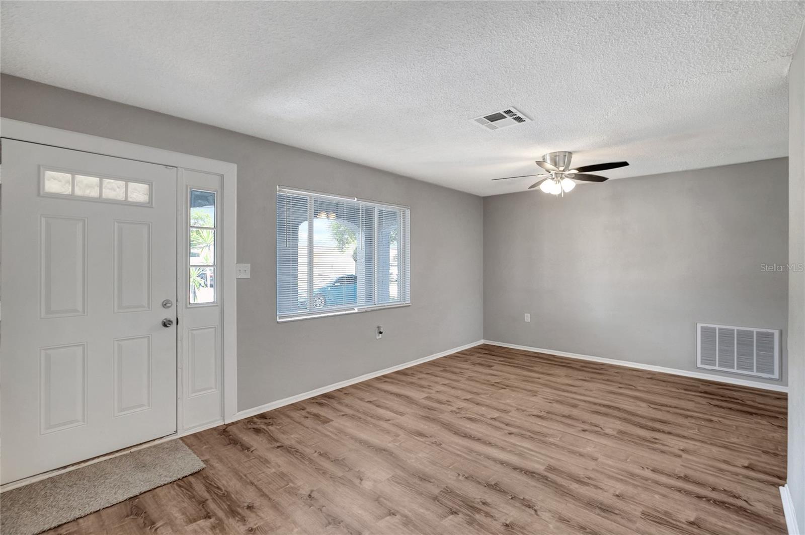 Listing photo id 4 for 8033 Norwich Drive