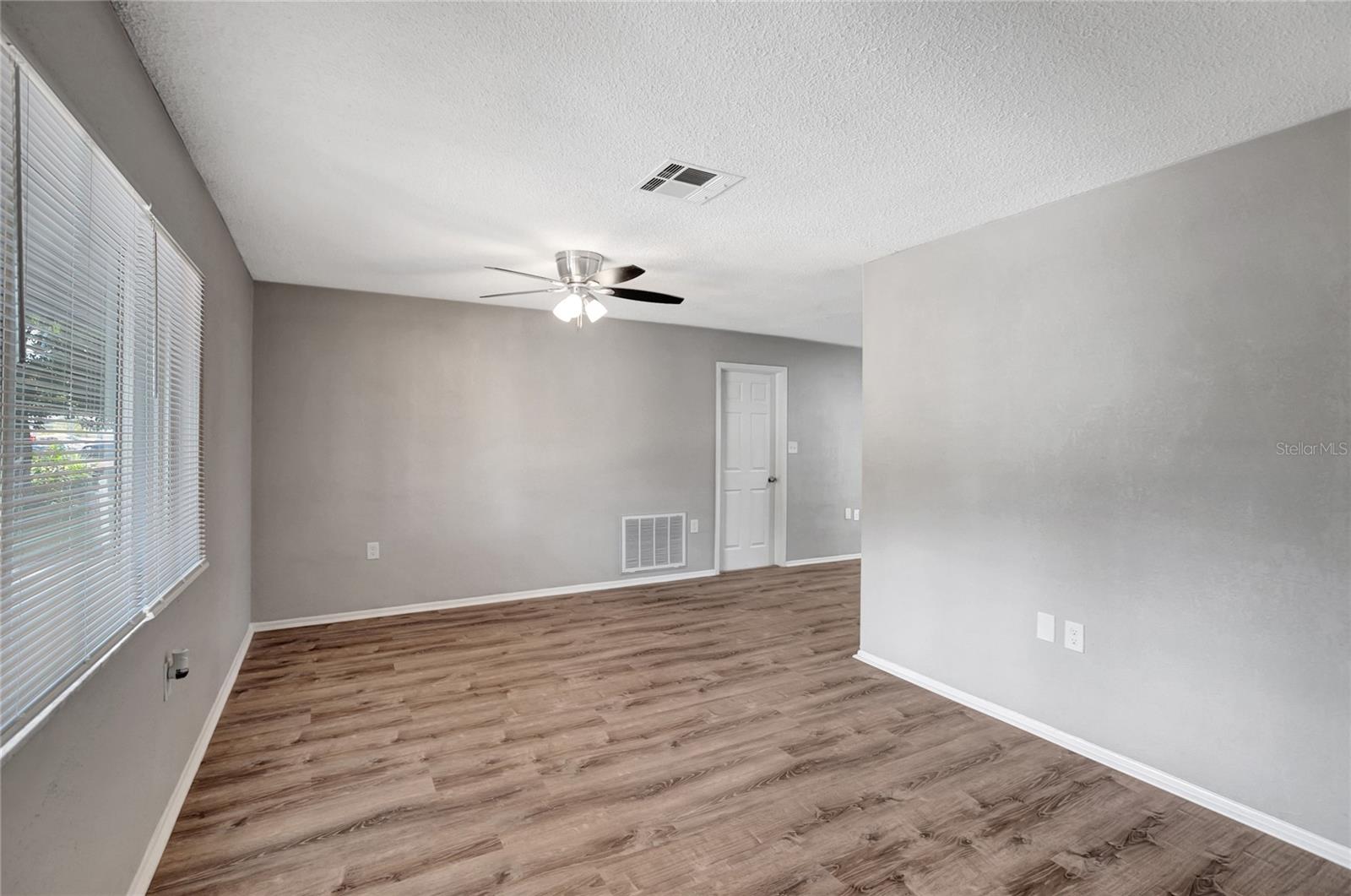 Listing photo id 5 for 8033 Norwich Drive
