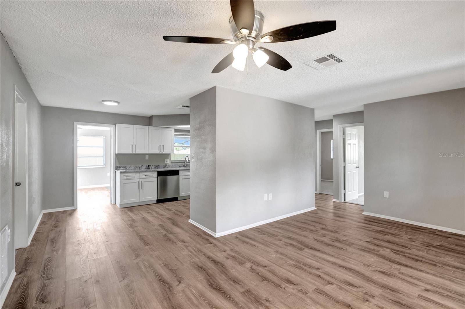 Listing photo id 6 for 8033 Norwich Drive