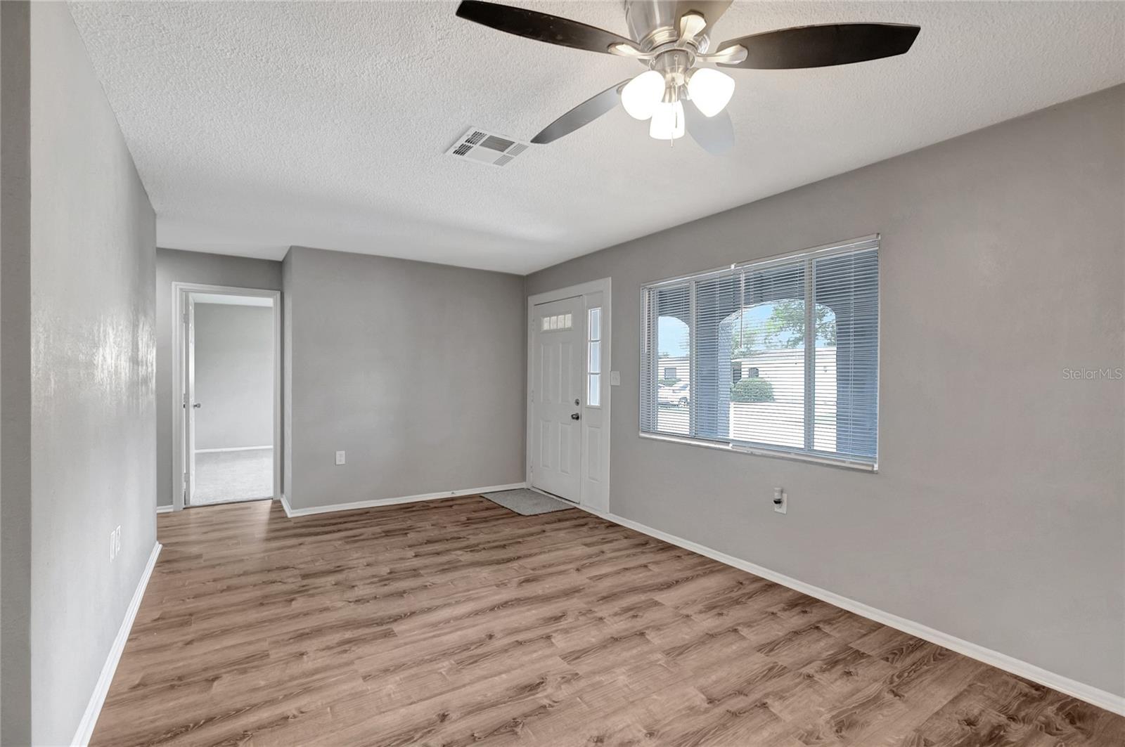 Listing photo id 7 for 8033 Norwich Drive