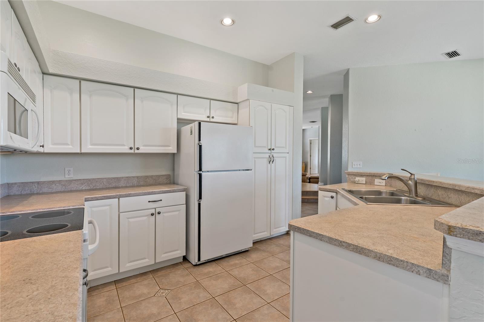 Listing photo id 14 for 389 Grand Bay Drive