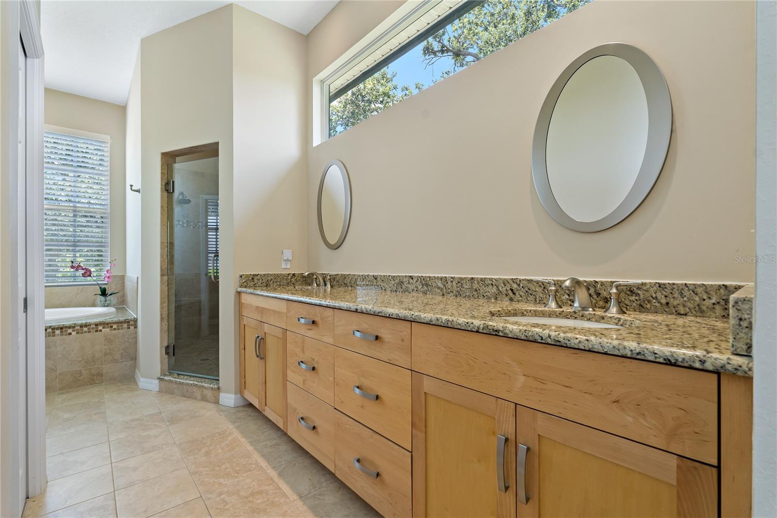 Listing photo id 20 for 389 Grand Bay Drive
