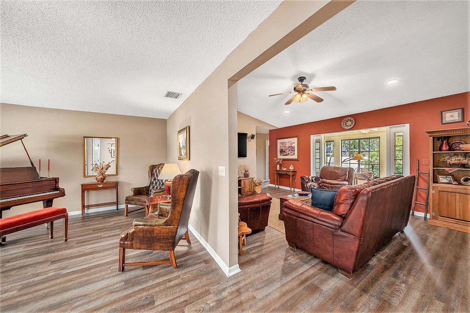 Listing photo id 8 for 6709 Peachtree Drive