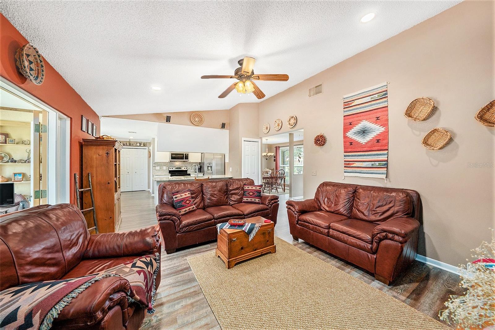 Listing photo id 9 for 6709 Peachtree Drive