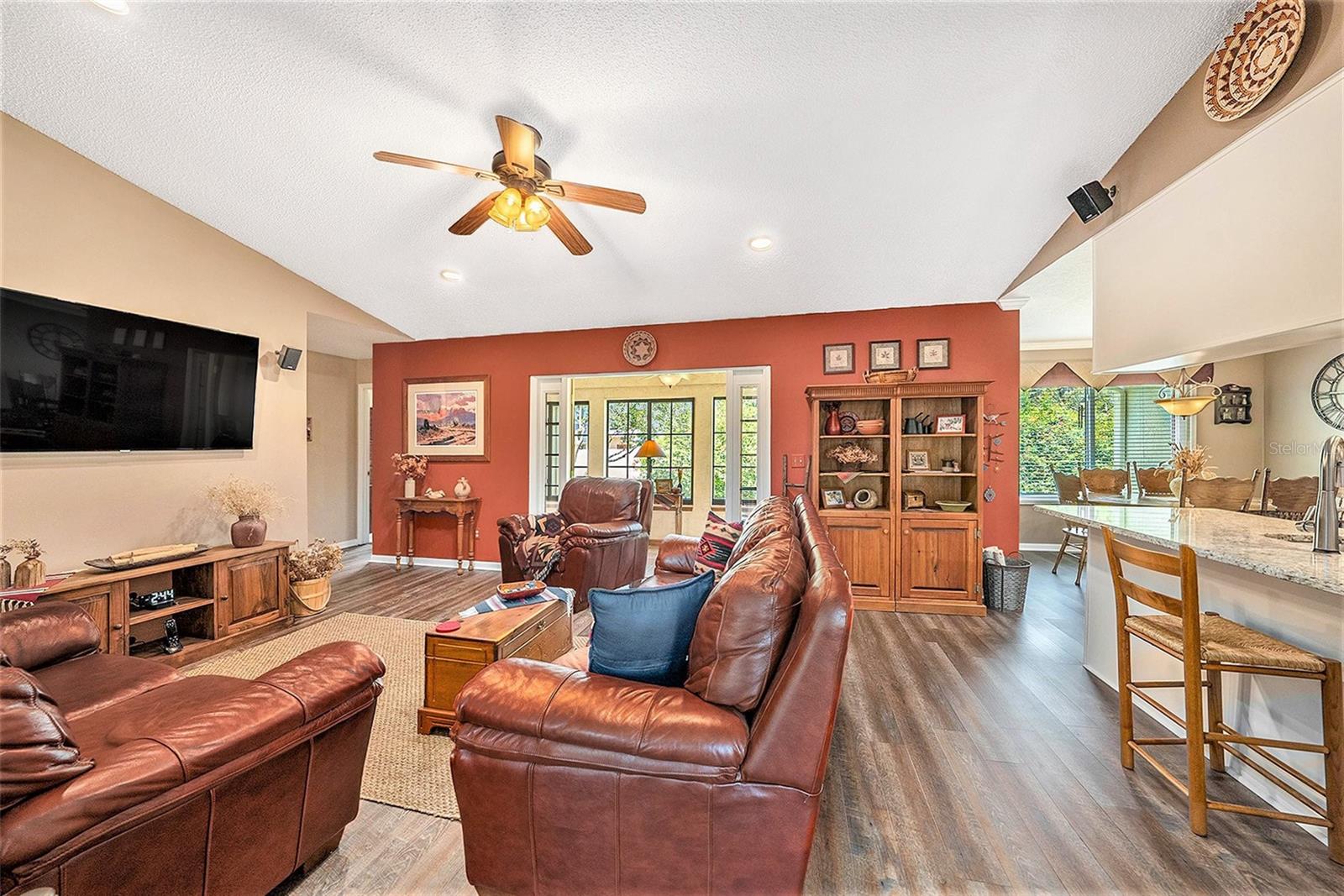 Listing photo id 10 for 6709 Peachtree Drive