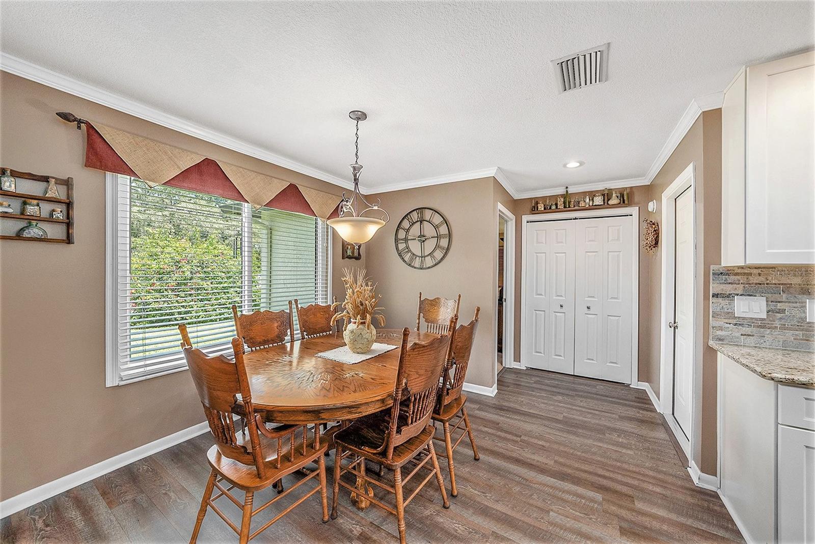 Listing photo id 12 for 6709 Peachtree Drive