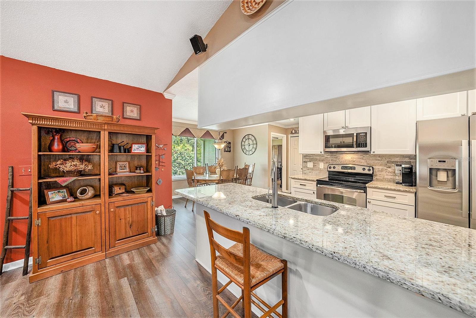 Listing photo id 13 for 6709 Peachtree Drive