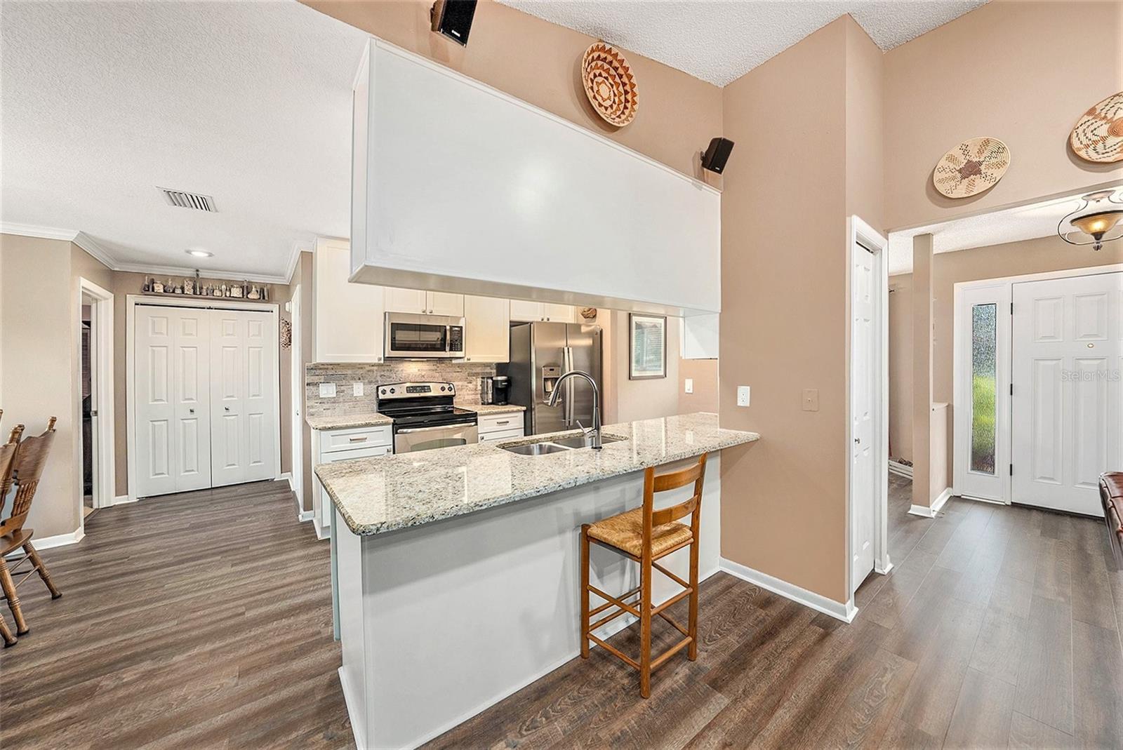 Listing photo id 14 for 6709 Peachtree Drive