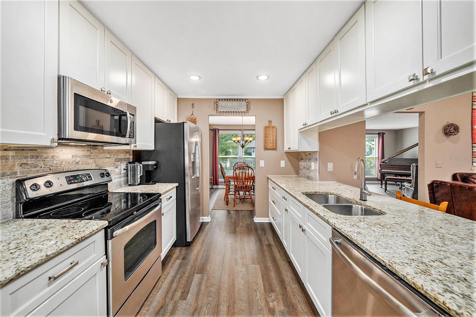 Listing photo id 15 for 6709 Peachtree Drive