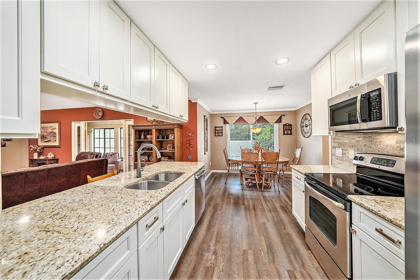 Listing photo id 16 for 6709 Peachtree Drive