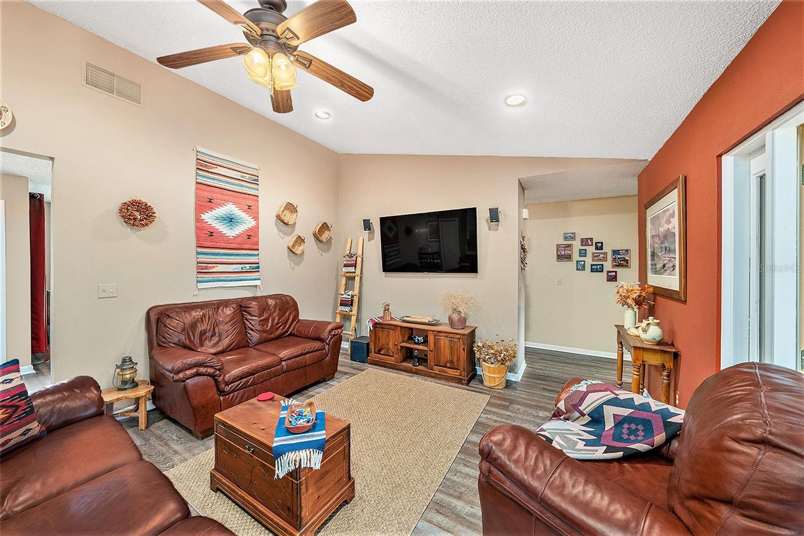 Listing photo id 1 for 6709 Peachtree Drive