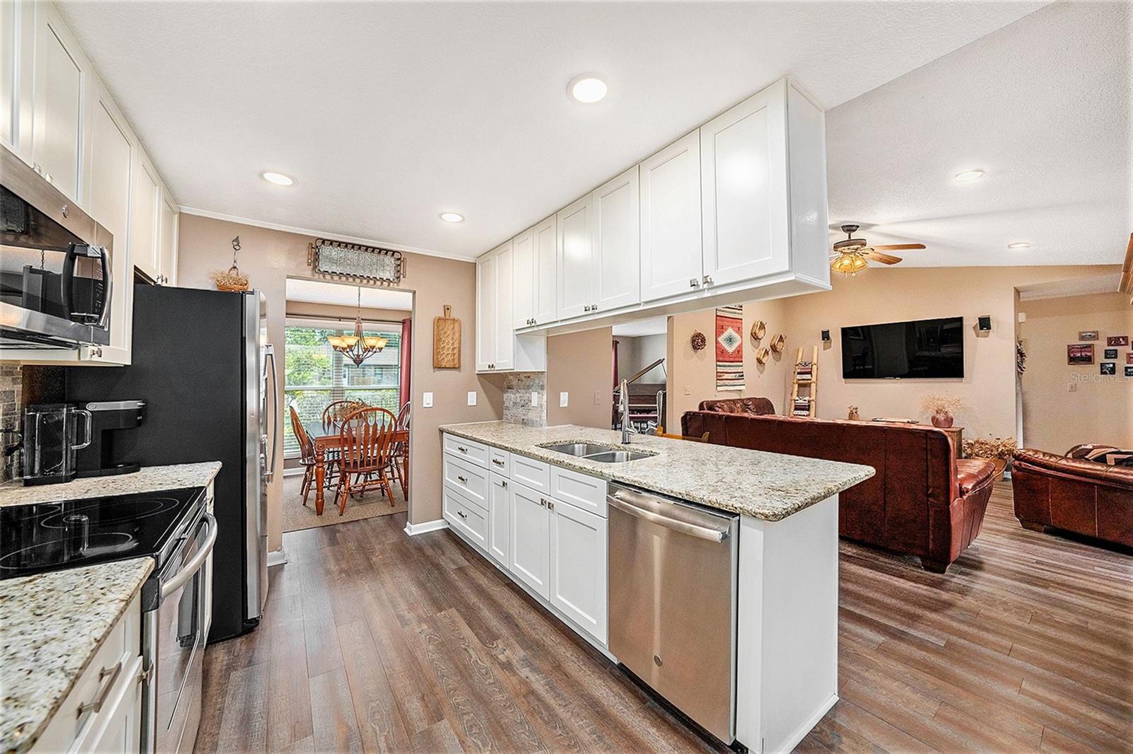 Listing photo id 2 for 6709 Peachtree Drive