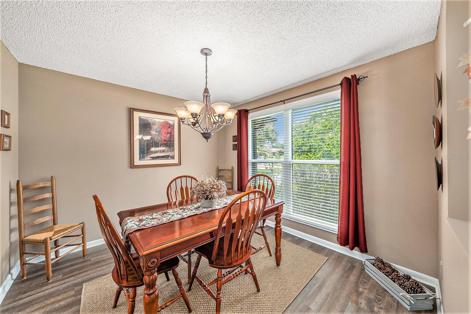 Listing photo id 5 for 6709 Peachtree Drive