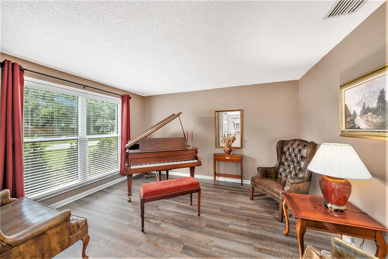 Listing photo id 6 for 6709 Peachtree Drive