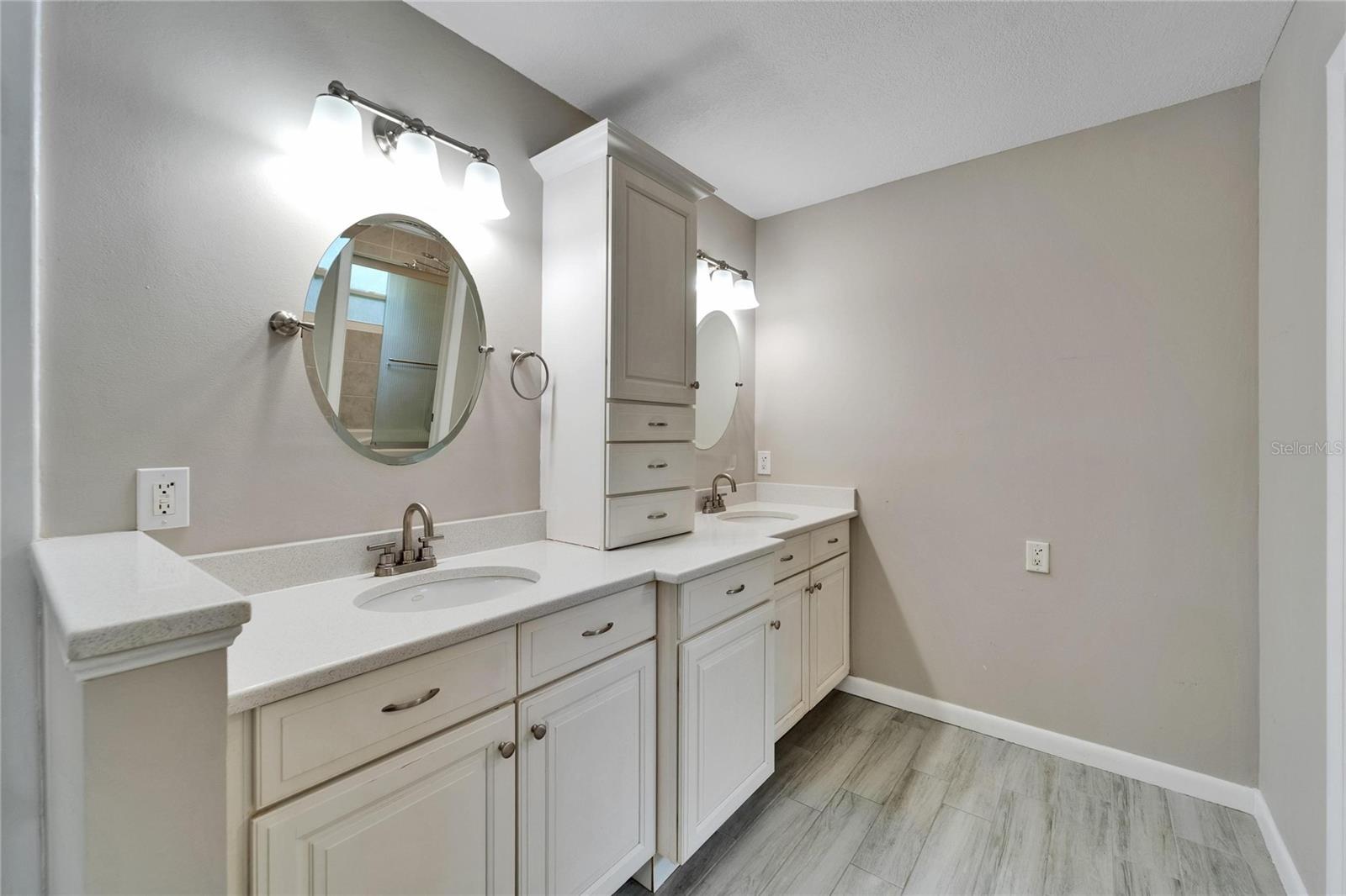 Image 27 of 59 For 9403 Bellhaven Street