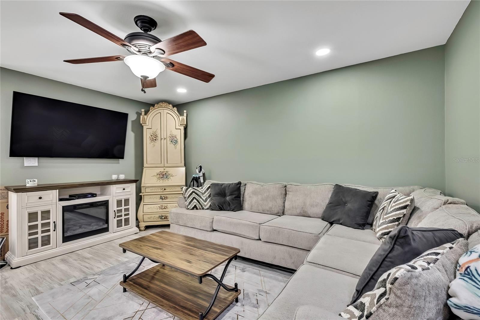 Image 3 of 20 For 6395 Pinestand Court