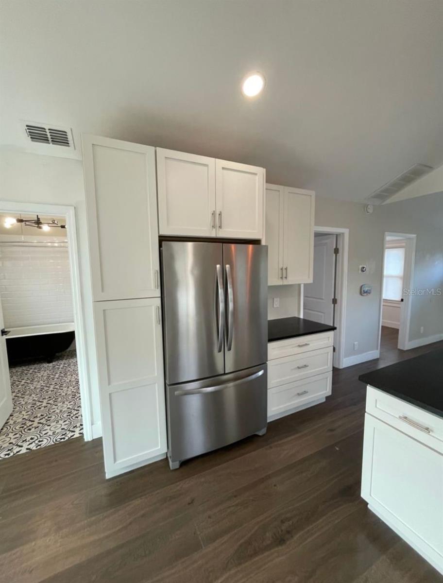 Image 4 of 13 For 2440 Quincy Street S
