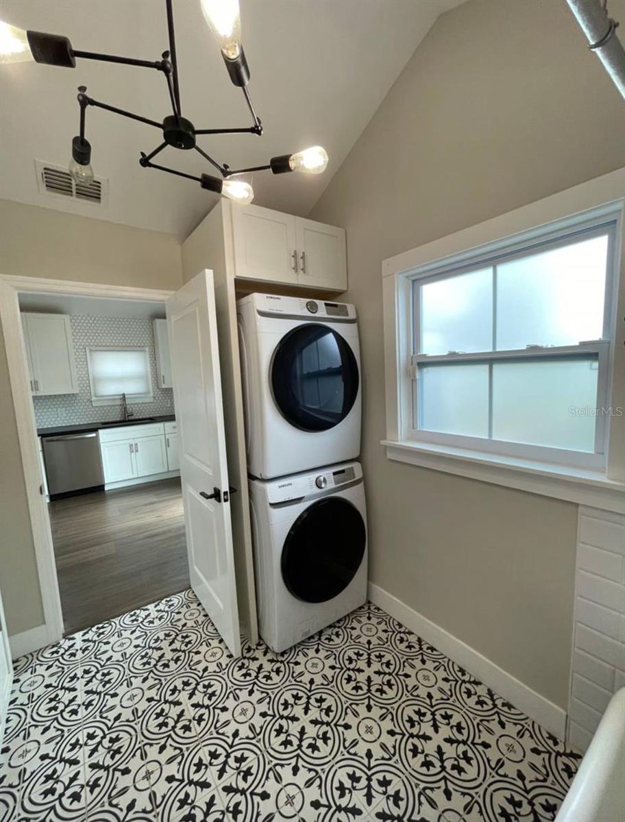 Image 7 of 13 For 2440 Quincy Street S