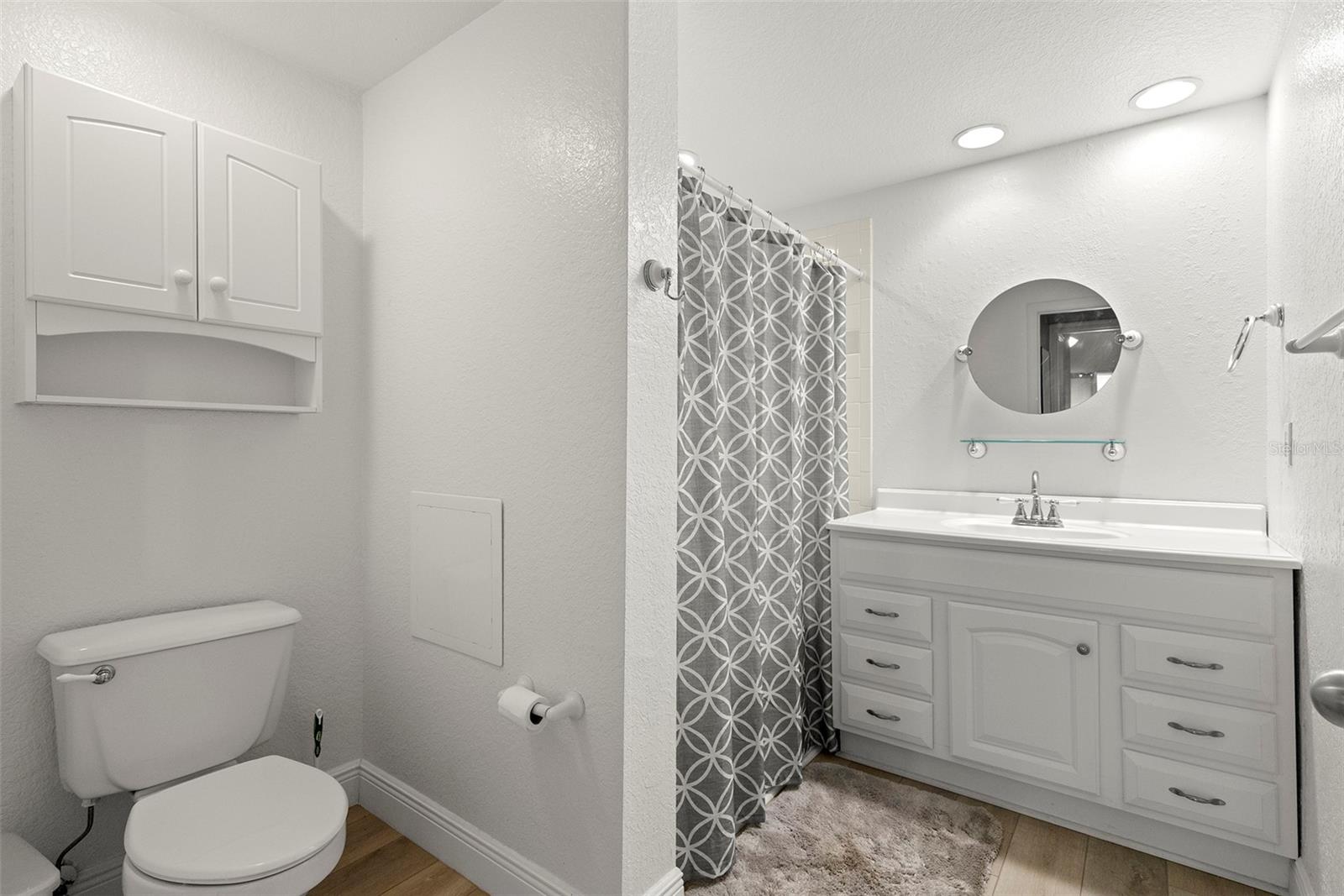 Image 22 of 31 For 410 Armenia Avenue 935