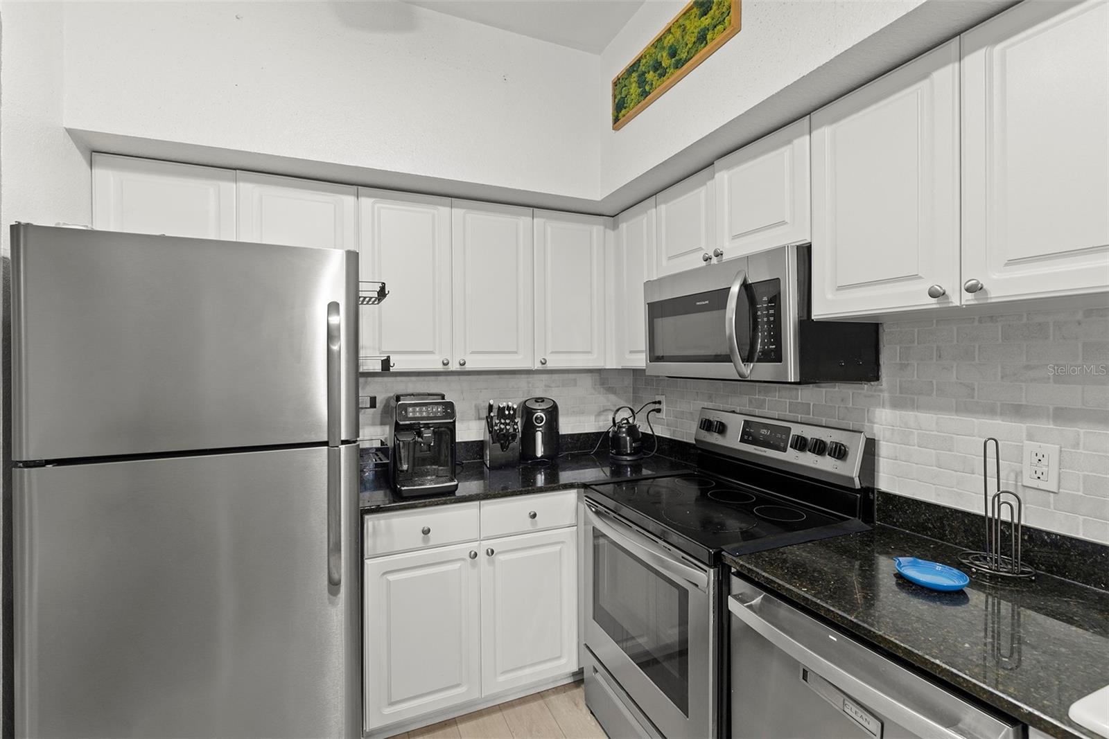 Image 5 of 31 For 410 Armenia Avenue 935