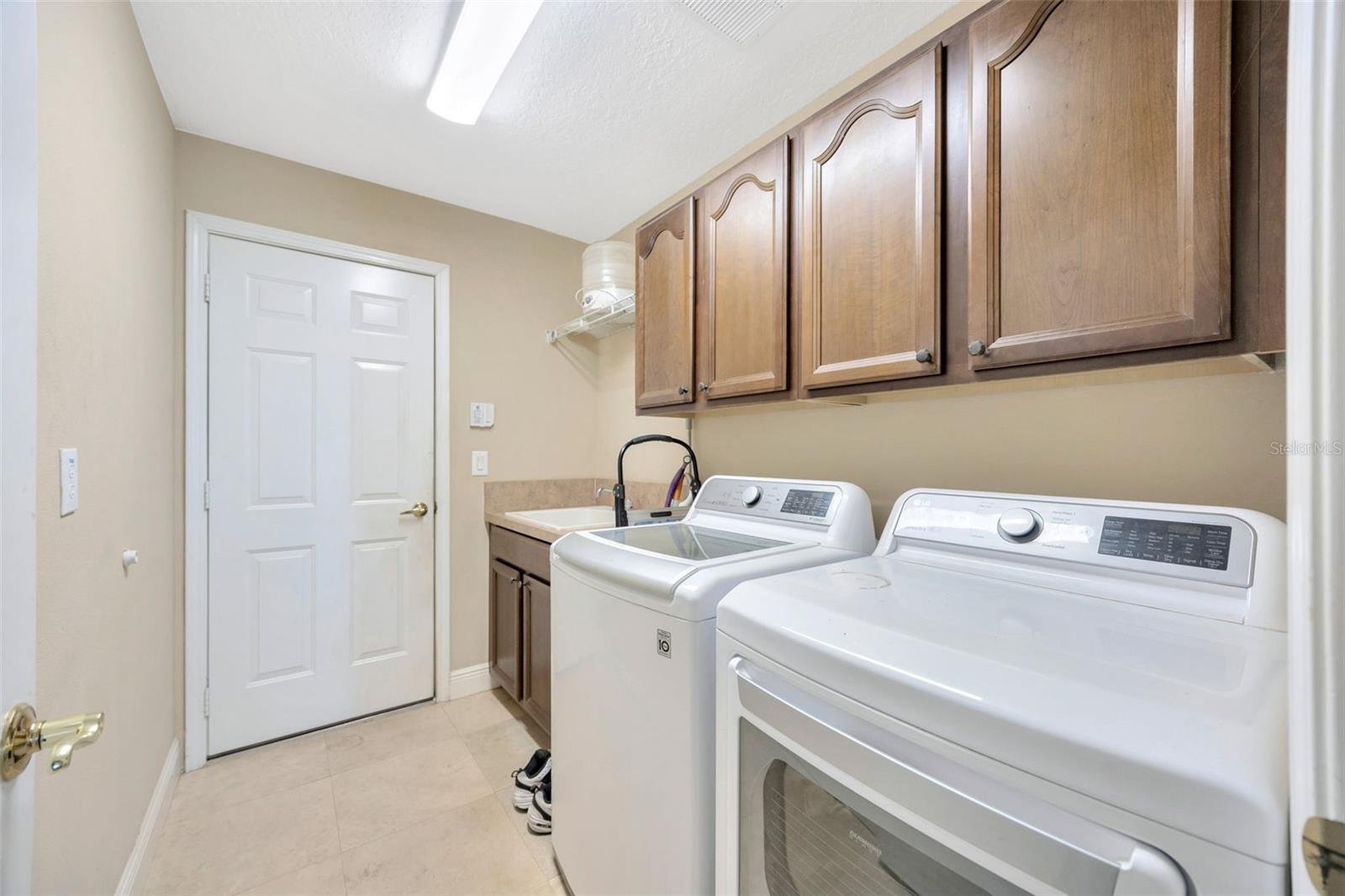 Image 39 of 49 For 23320 Dinhurst Court