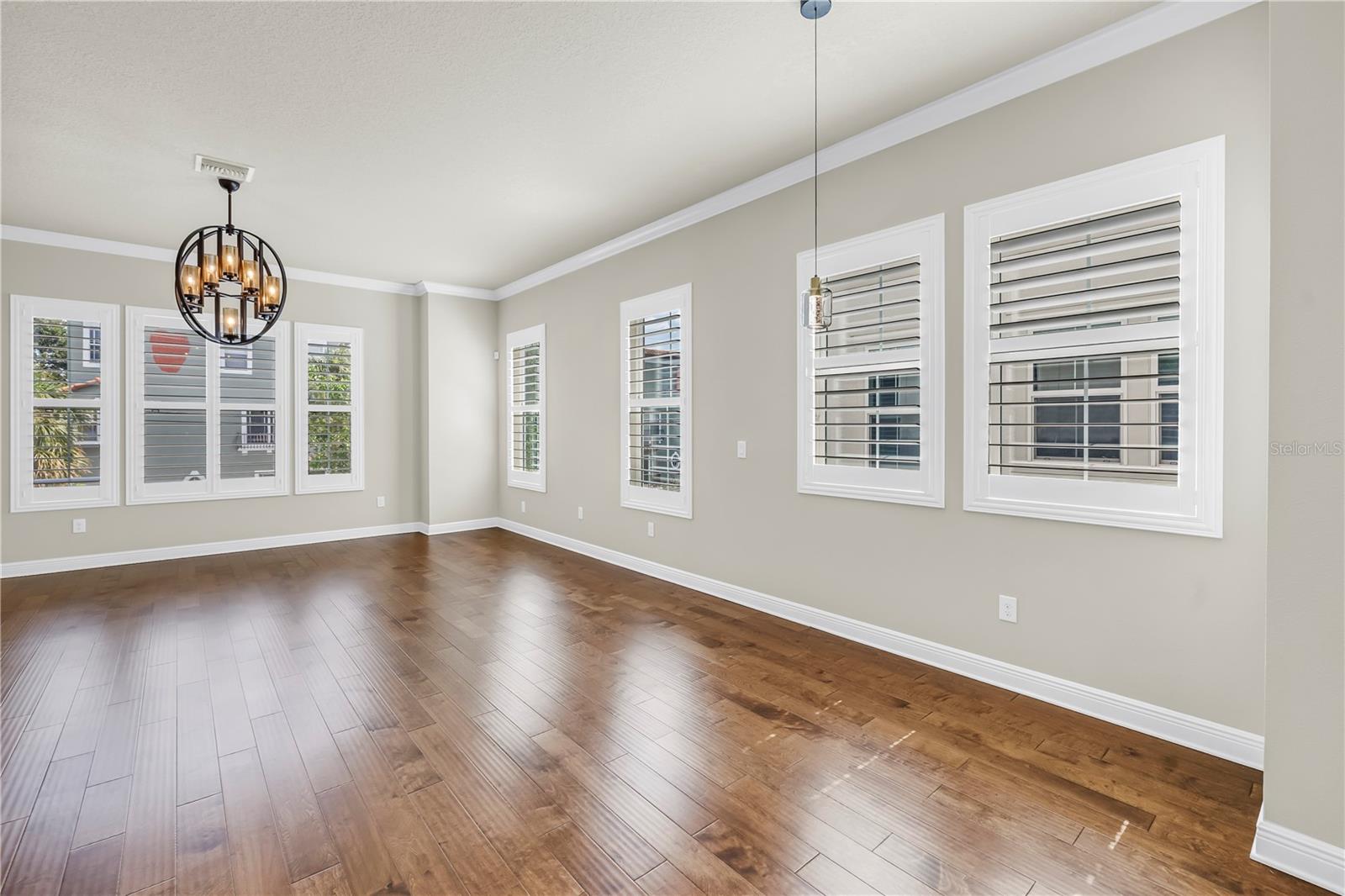 Listing photo id 12 for 3807 Cleveland Street