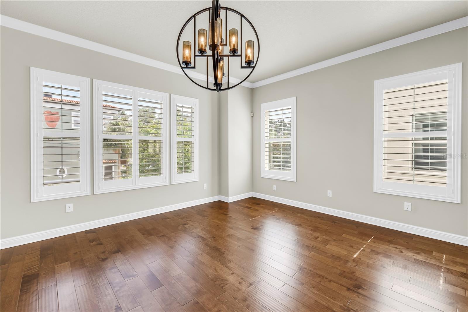 Listing photo id 16 for 3807 Cleveland Street