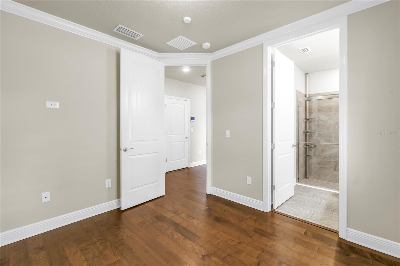 Listing photo id 23 for 3807 Cleveland Street