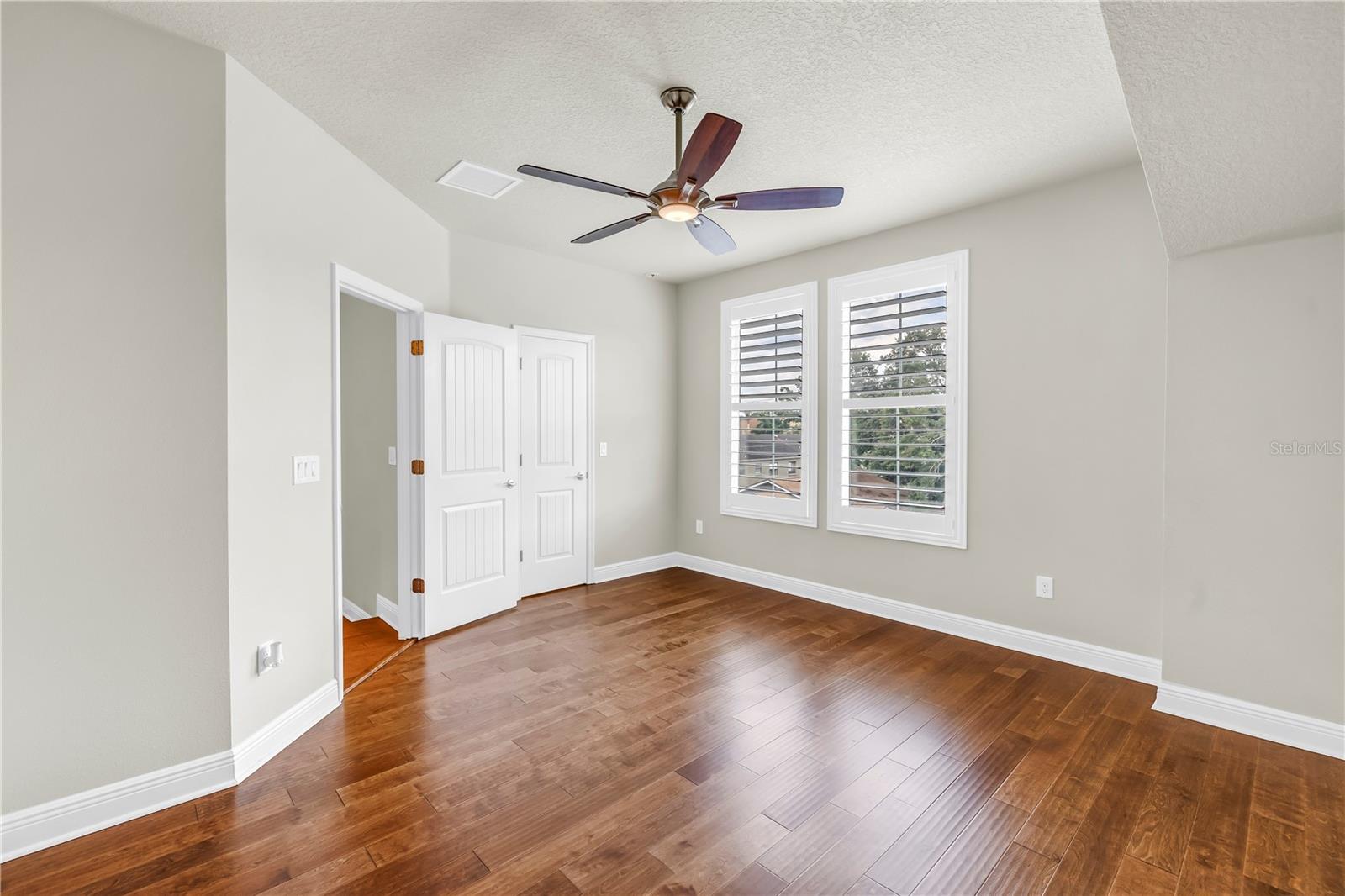 Listing photo id 27 for 3807 Cleveland Street