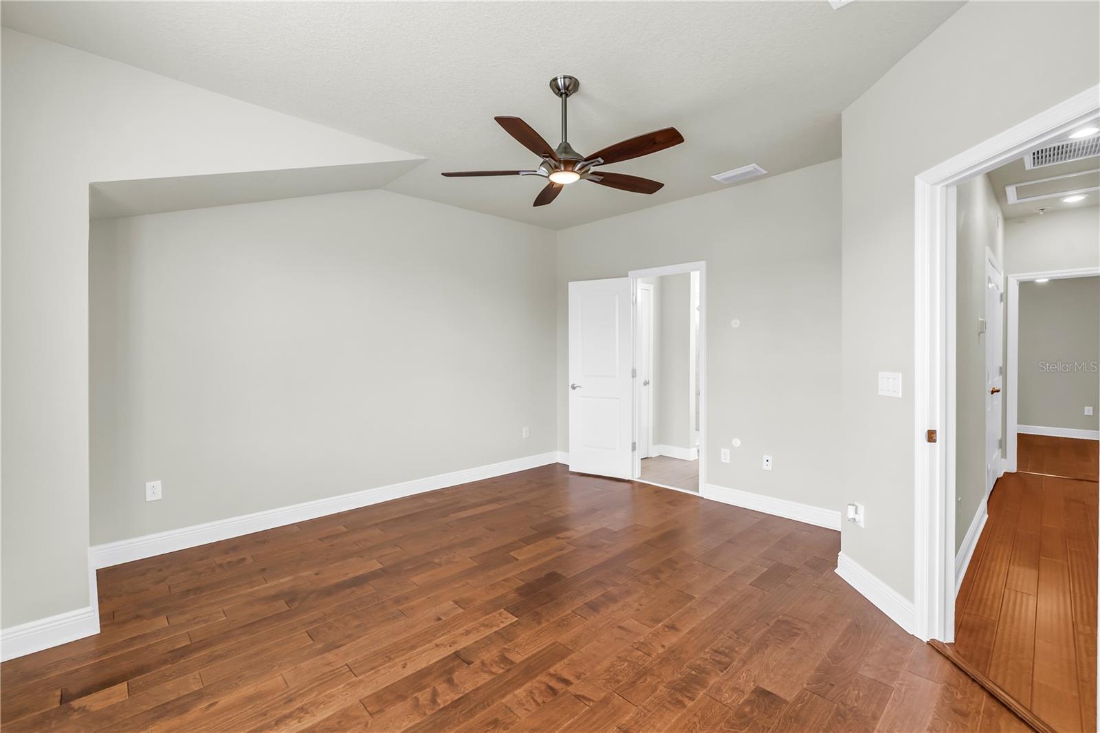 Listing photo id 28 for 3807 Cleveland Street