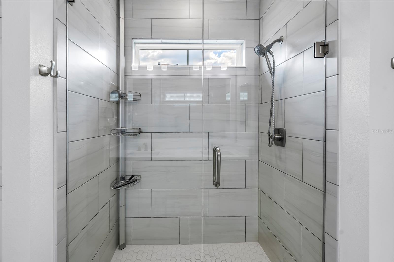 Listing photo id 33 for 3807 Cleveland Street