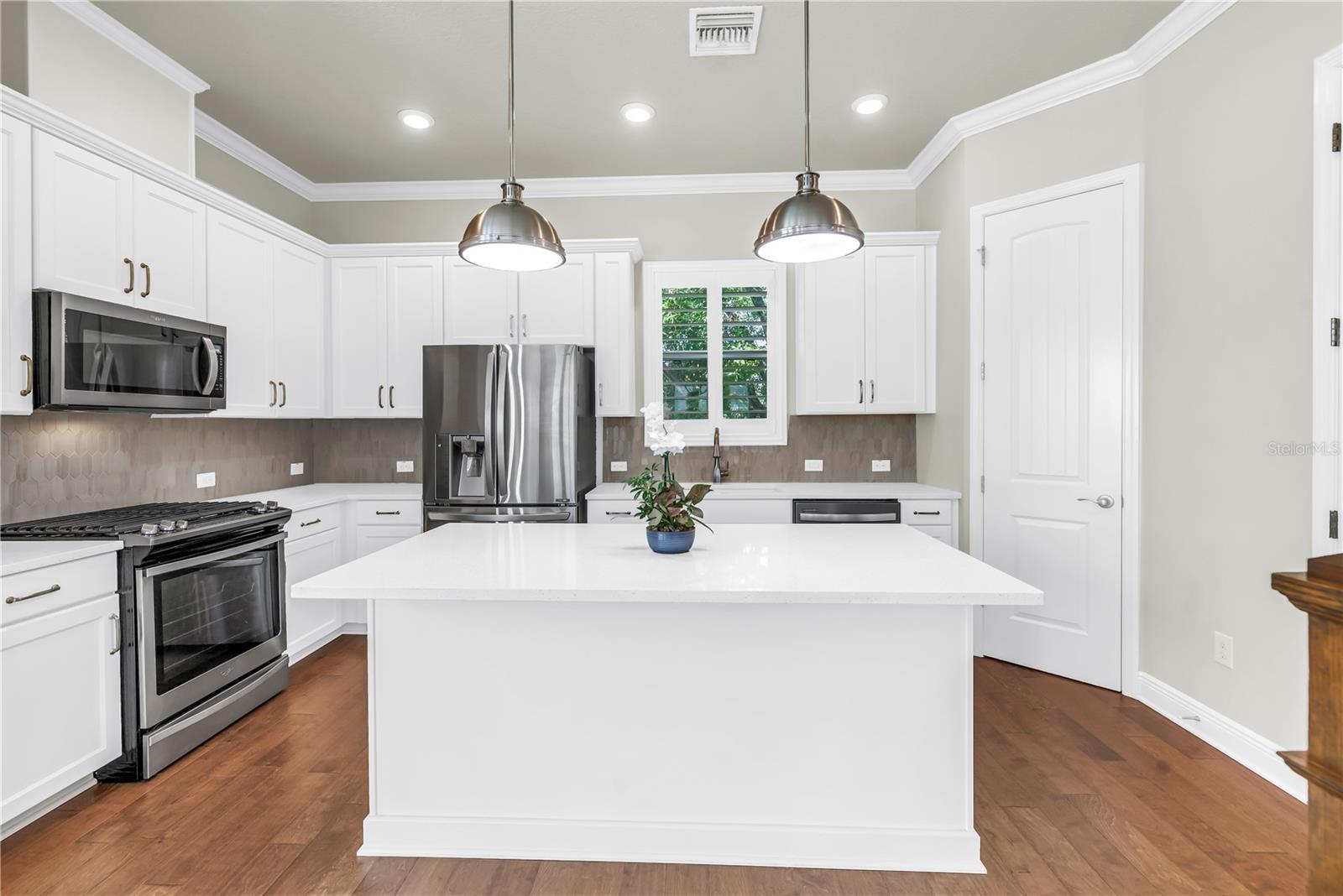Listing photo id 2 for 3807 Cleveland Street