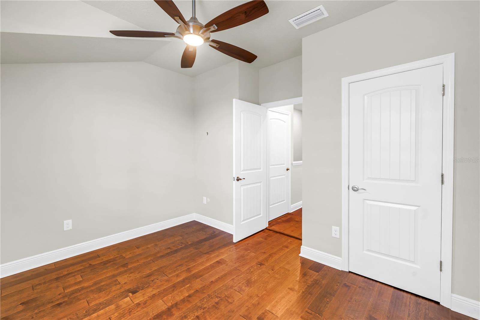 Listing photo id 39 for 3807 Cleveland Street